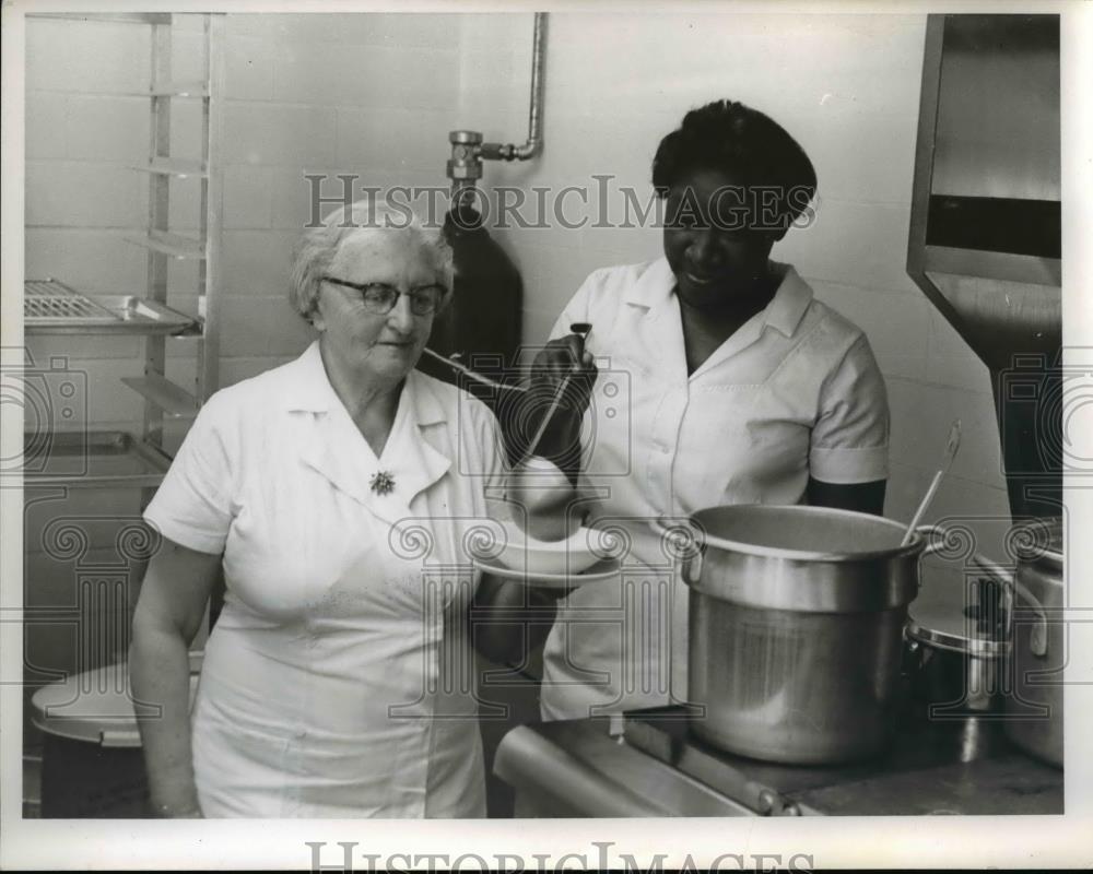 1964 Press Photo Mrs Caroline Kramer and Mrs Willie Mae Simmons. - Historic Images