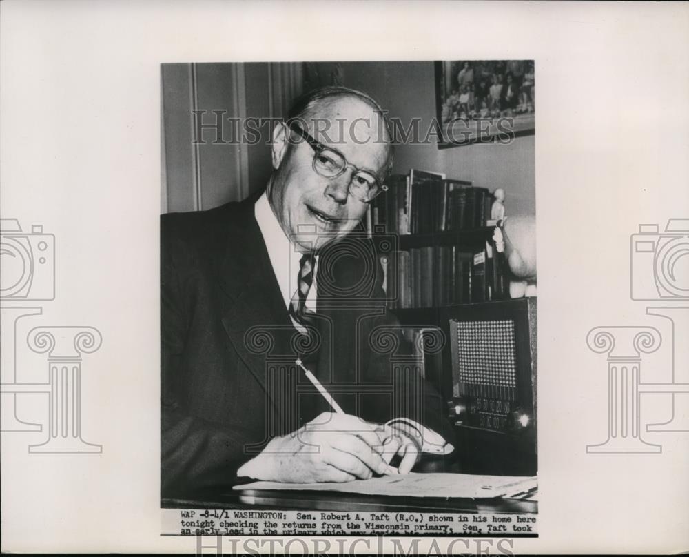 1952 Press Photo Sen Robert Taft checking returns from the Wisconsin primary - Historic Images