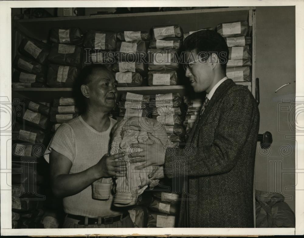 1943 Press Photo Yee Tung received a bundle of laundry to Japanese James Takeda - Historic Images