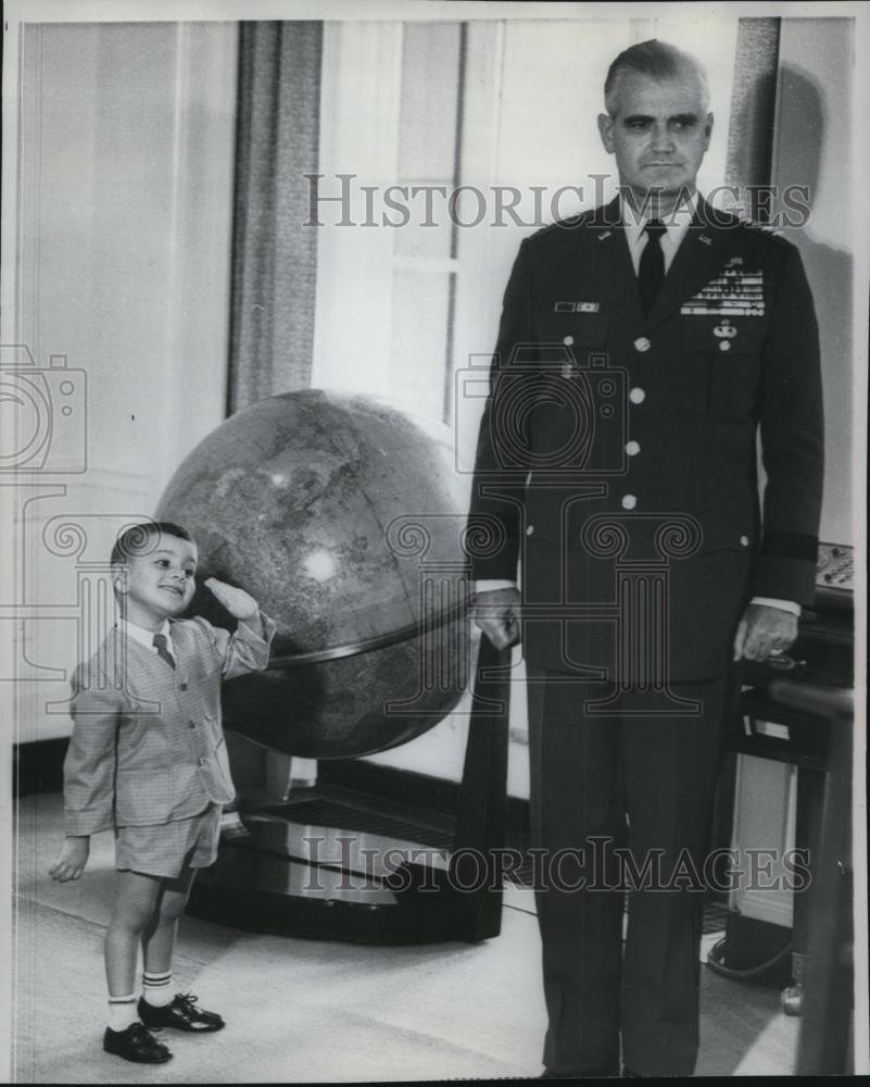 1968 Wire Photo Little Edward Rubio and Army Chief Gen. William Westmoreland - Historic Images