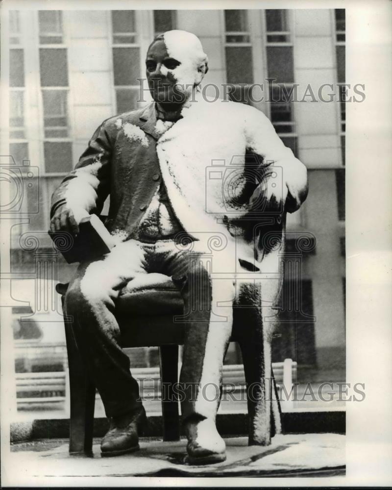 1973 Press Photo Cleveland Ohio statue of Tom Loftin Johnson former mayor - Historic Images