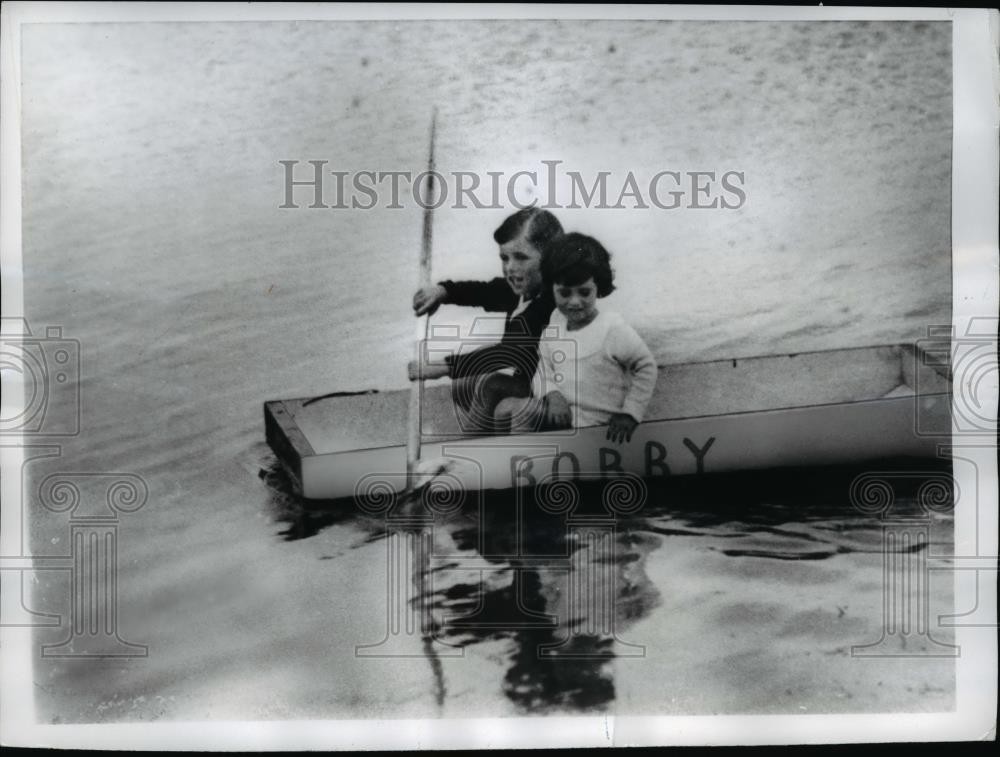 1968 Press Photo Biobby and sister Jean Kennedy paddling a boat at Cape Cod,Mass - Historic Images