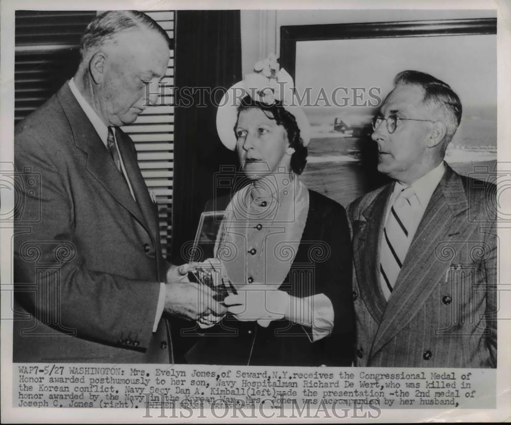 1952 Press Photo L-R Navy Secy Dan Kimball, Mrs. Evelyn Jones & Joseph Jones - Historic Images