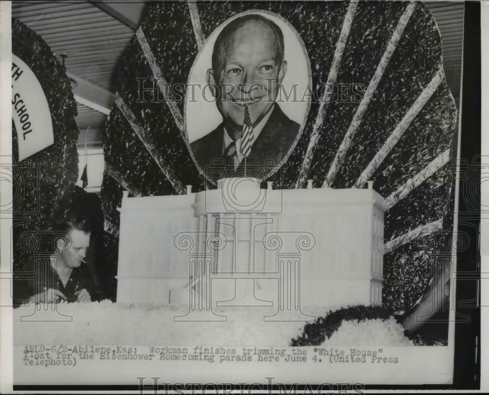 1952 Press Photo Abilene Kansas Workman &amp; President Eisenhower decorations - Historic Images