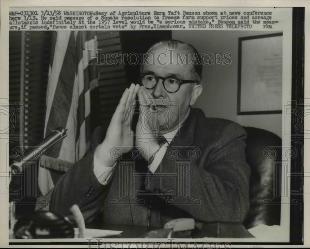 1958 Press Photo Sec of Agriculture Ezra T Benson - Historic Images