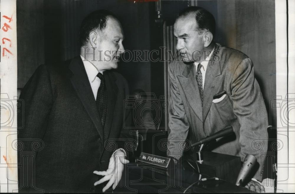 1959 Press Photo C.Douglas Dillen coonfers with Chairman J.W. Fulbright. - Historic Images