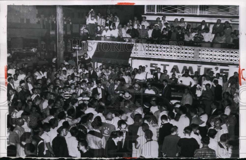 1956 Press Photo Police Break Up Mob Of 3,000 - Historic Images