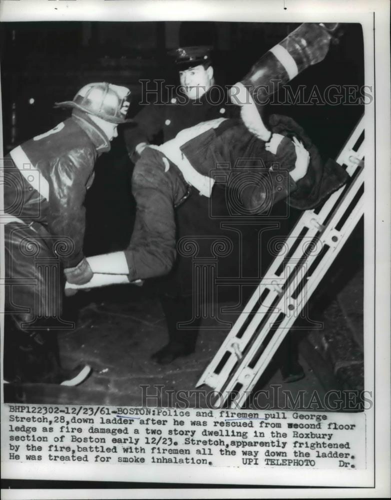 1961 Press Photo Boston police &amp; firemen with George Stretch at a fire scene - Historic Images