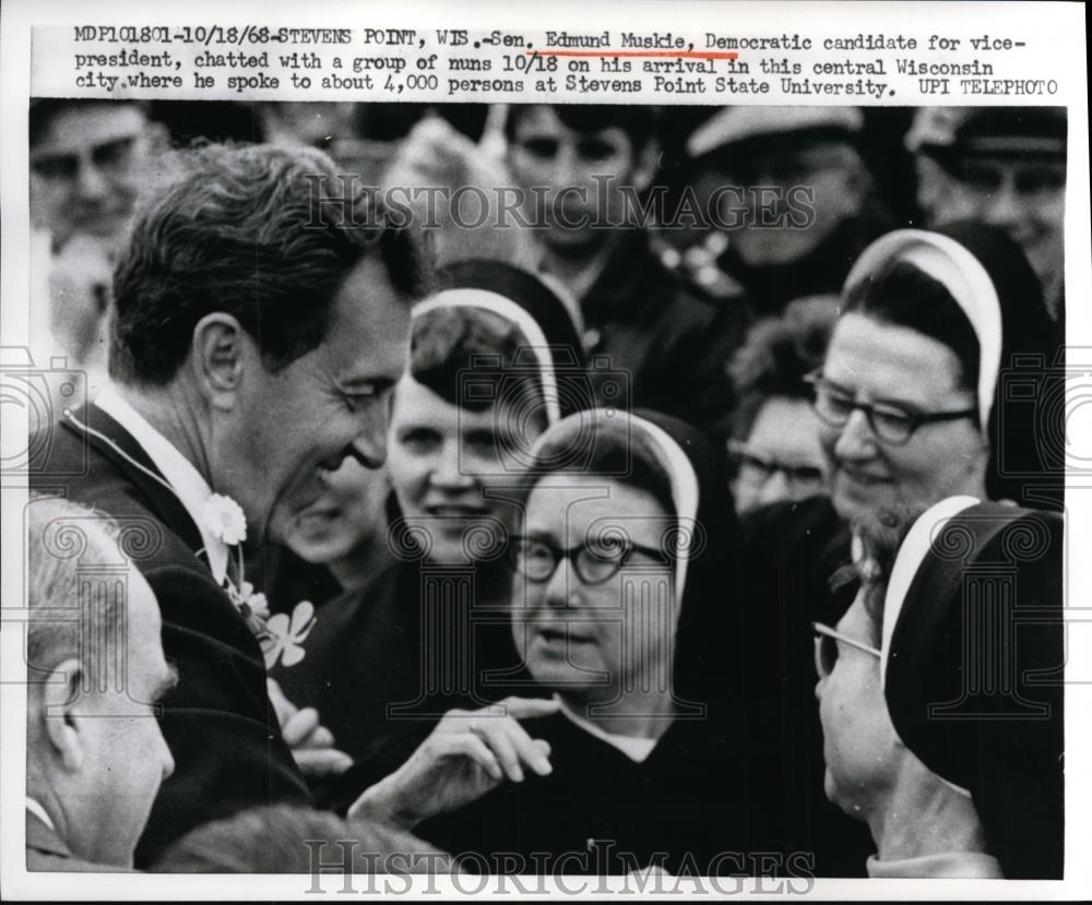 1968 Press Photo Maine Senator Edmund Muskie Greeting Nuns, Wisconsin - Historic Images