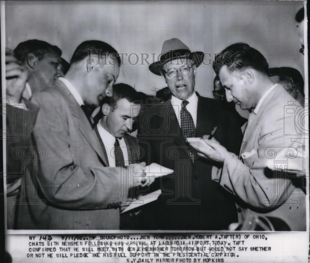 1952 Press Photo Senator Robert A Taft oh Ohio with Reporters at LaGuardia Airpo - Historic Images