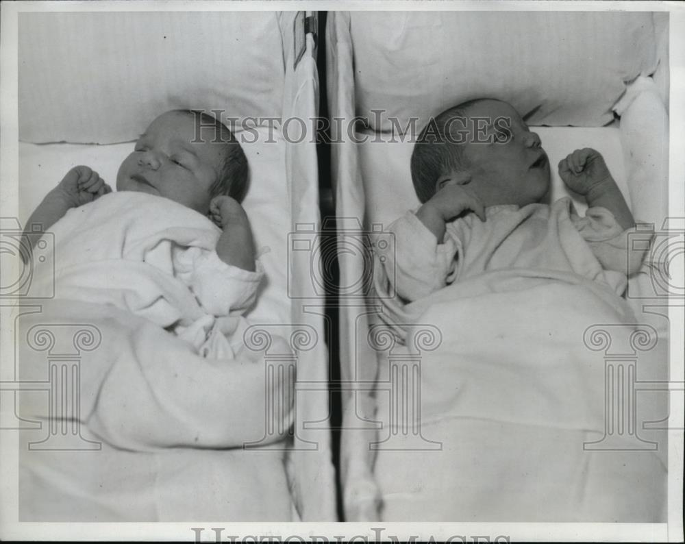 1934 Press Photo Twin Girls Born to Velma Ray in San Mateo California - Historic Images