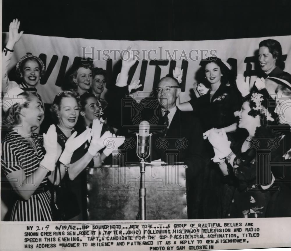 1952 Press Photo Sen. Robert A. Taft with a group of Beauties Bellies. - Historic Images