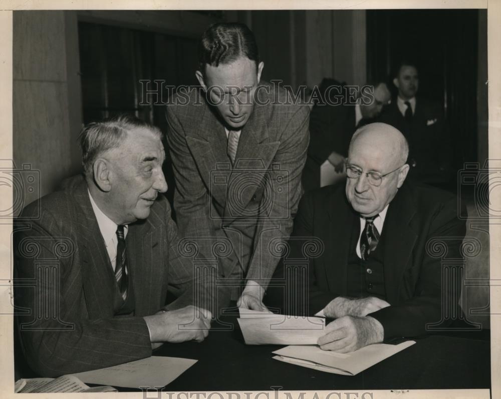 1949 Press Photo Cyrus S.Ching of Fedeal Mediation and Senate Labor Committee - Historic Images