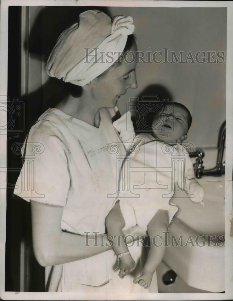 1952 Press Photo Nurse Erma Jenks holds 15 lb Michele Patricia Kelch - Historic Images