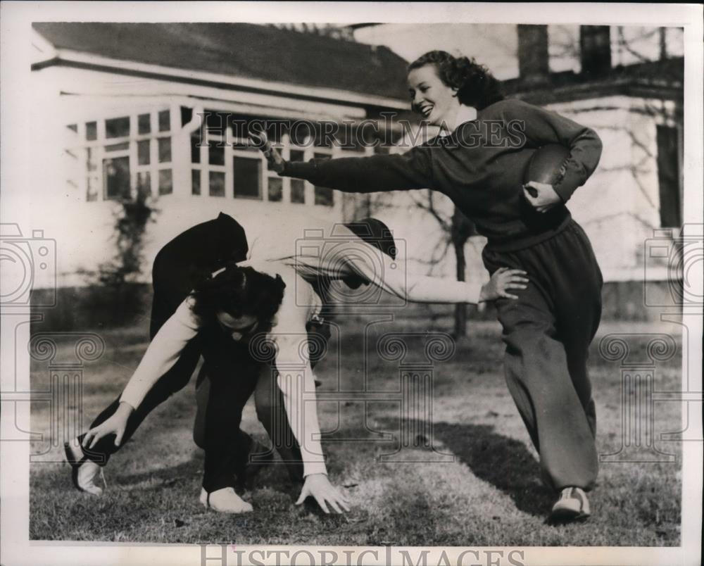 1939 Press Photo Gaines Cottage Football team of Agnes Scott College at practice - Historic Images