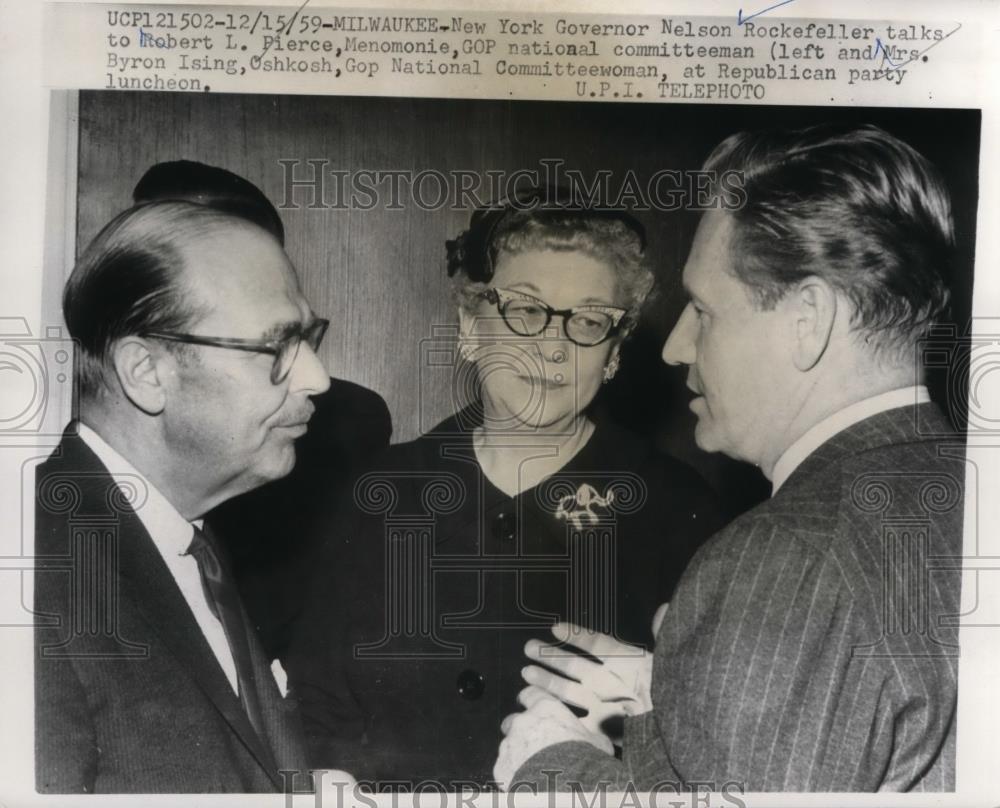 1959 Press Photo Milwaukee Gov. Nelson Rockefeller talks to Robert Pierce - Historic Images