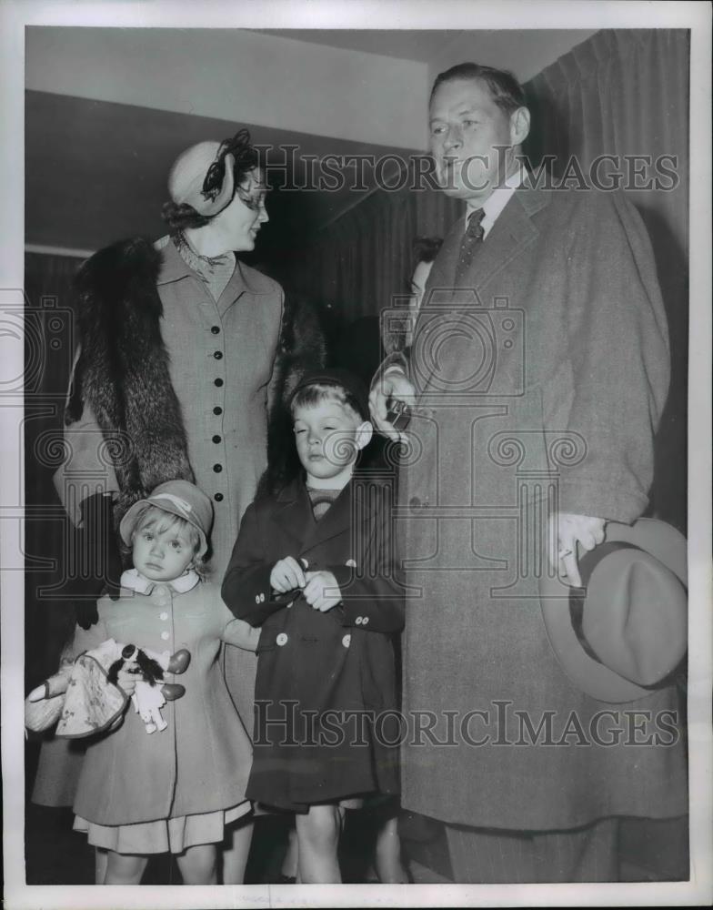 1953 Press Photo Charles E Bohler &amp; family, Us Amb to Russia stop in Paris - Historic Images