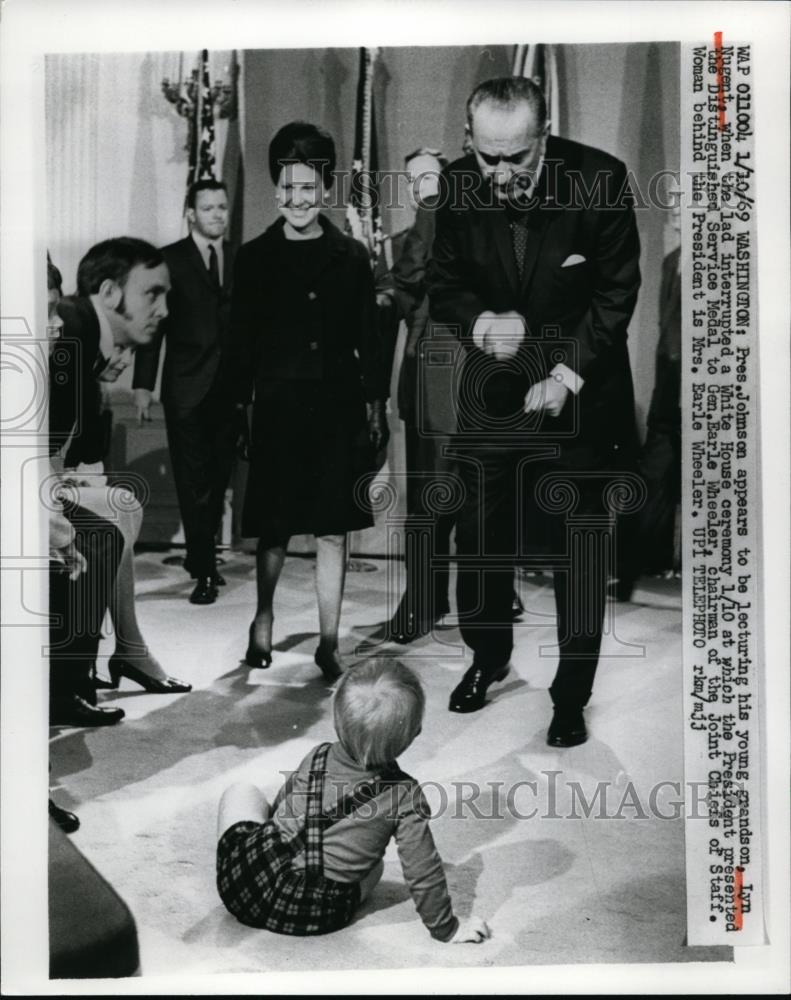 1969 Press Photo President Lyndon B Johnson With Grandson Lyn Nugent - Historic Images