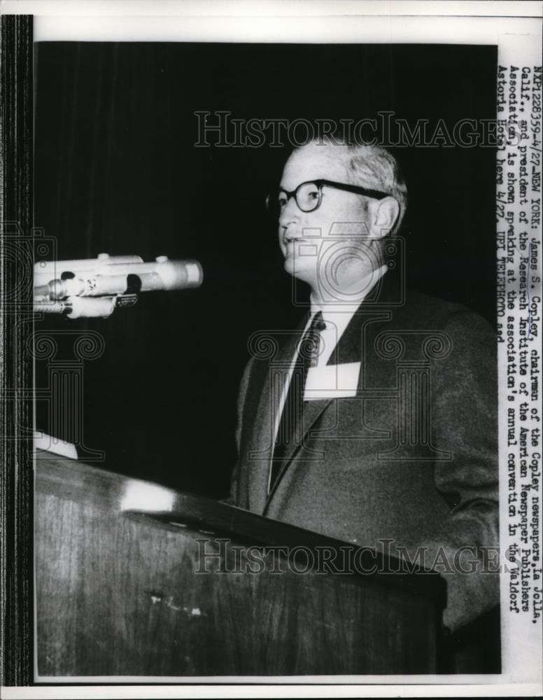 1960 Press Photo James S. Copley speaks at ANPA annual convention at the Waldorf - Historic Images