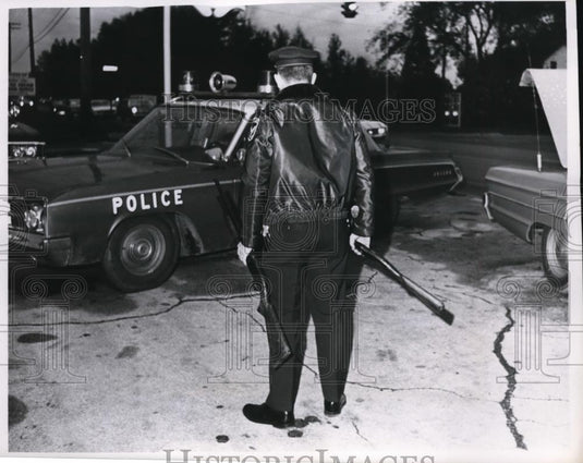 1967 Press Photo Police on a manhunt for robbery suspects in Cleveland Ohio - Historic Images
