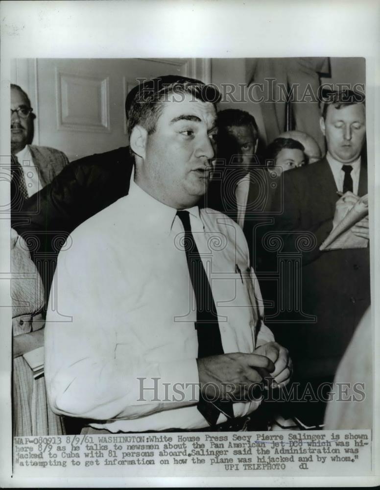 1961 Press Photo Wash DC White House Press secy Pierre Salinger & newsmen - Historic Images
