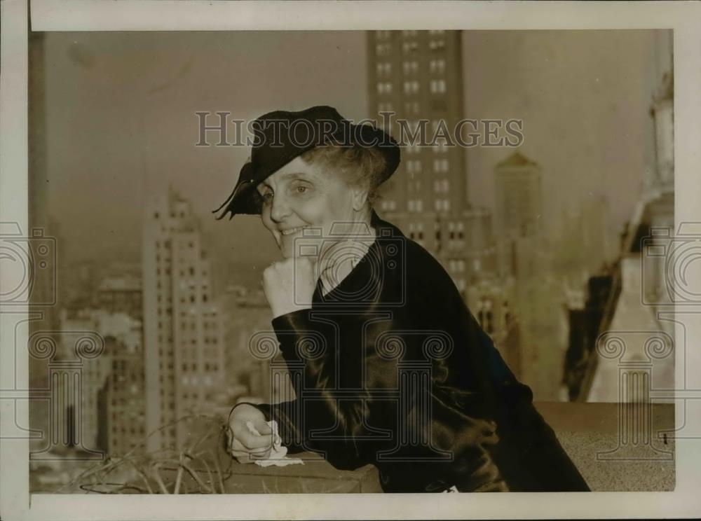 1937 Press Photo Mrs Carl R Gray views New York&#39;s skyline, American Mother - Historic Images