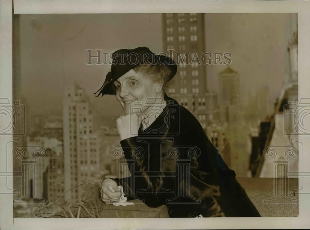 1937 Press Photo Mrs Carl R Gray views New York's skyline, American Mother - Historic Images