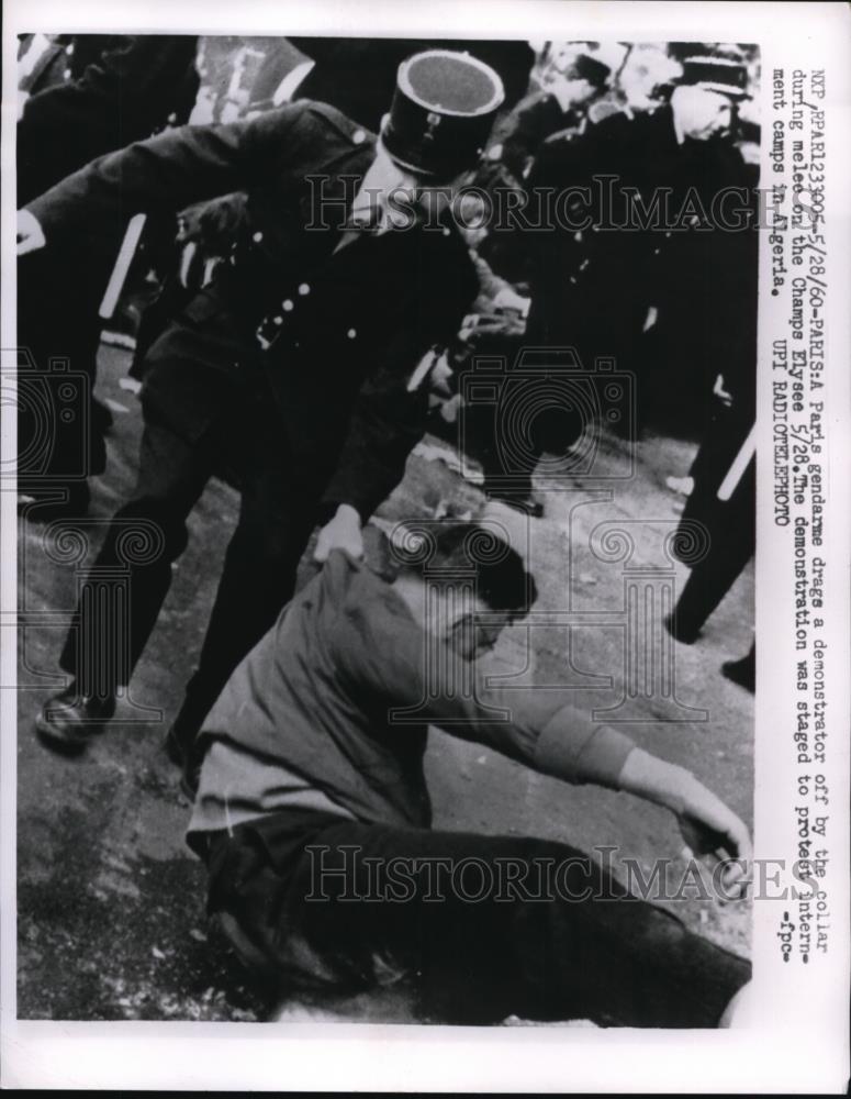 1960 Press Photo Paris policeman &amp; demonstrators at Champs Elysee - Historic Images