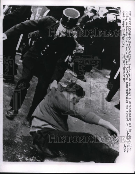 1960 Press Photo Paris policeman & demonstrators at Champs Elysee - Historic Images