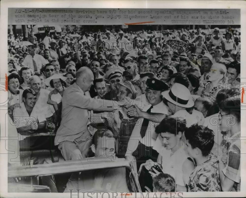 1952 Press Photo Gen. Dwight Eisenhower Leans Out Of His Car To Shake Hands - Historic Images