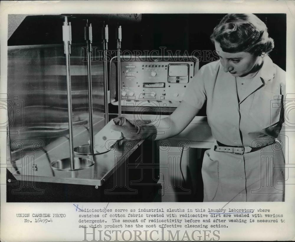 1955 Press Photo Radioisotopes Laundry Laboratory - Historic Images