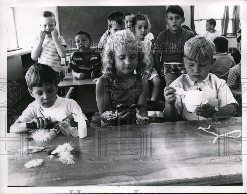 1968 Press Photo Gregory Kornick, Mary Nichols and Steve Schultz making spiders. - Historic Images