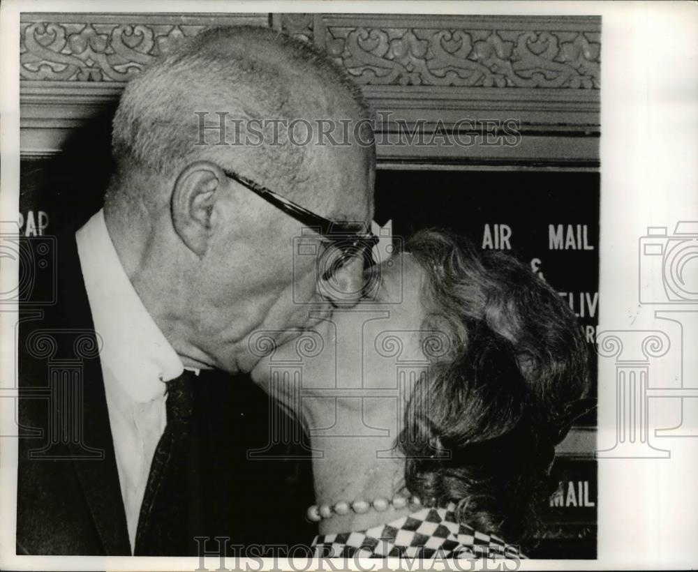 1968 Press Photo Dr. Benjamin Spock receives a kiss from his wife Jane, after - Historic Images