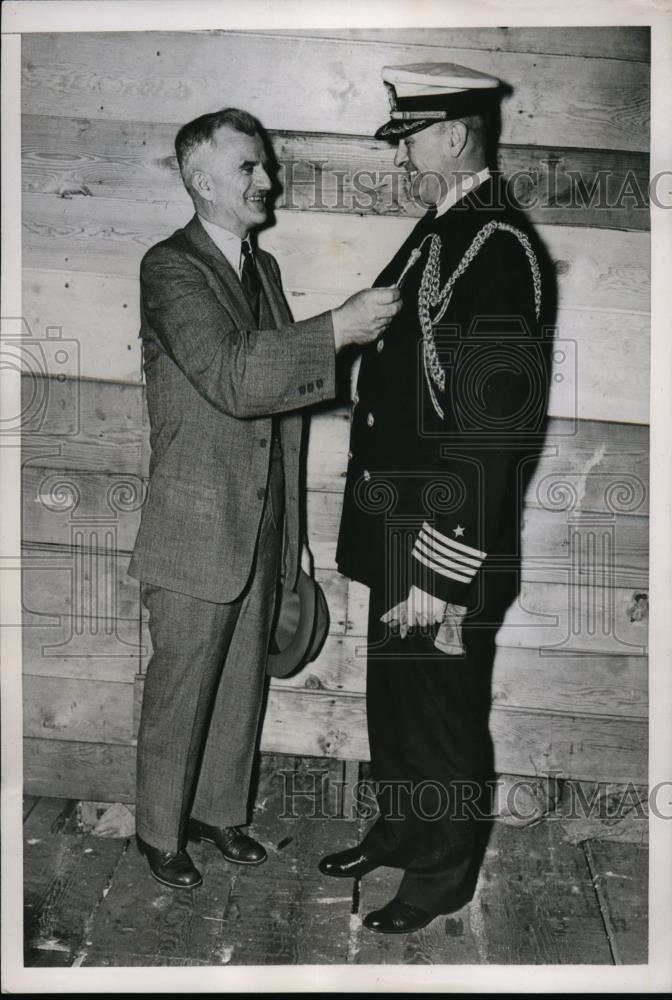 1937 Press Photo Governor Clark of Idaho, Captain William Giles Pinning Ceremony - Historic Images