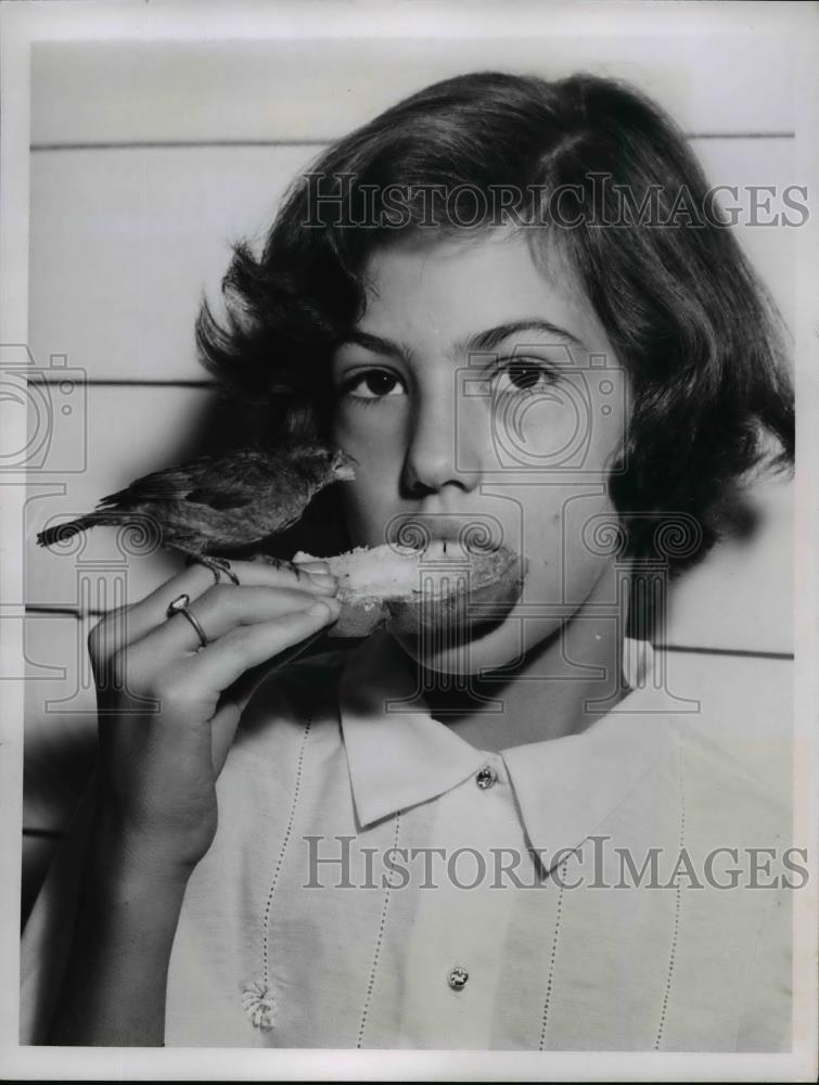 1956 Press Photo Marie Donahue and her pet sparrow - Historic Images