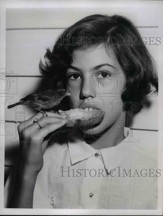 1956 Press Photo Marie Donahue and her pet sparrow - Historic Images