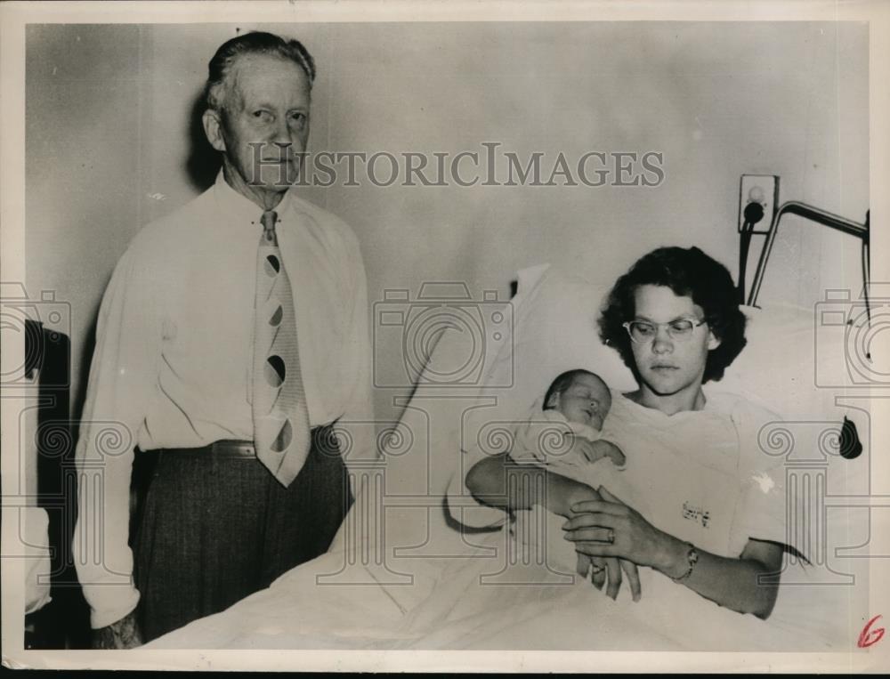 1951 Press Photo Woodlands, W Va The Ed Bowens after birthing Charles Edward - Historic Images