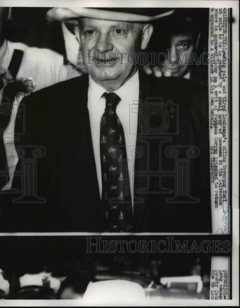 1959 Press Photo Galveston Texas, Louisiana Governor Earl, Approached By Media. - Historic Images