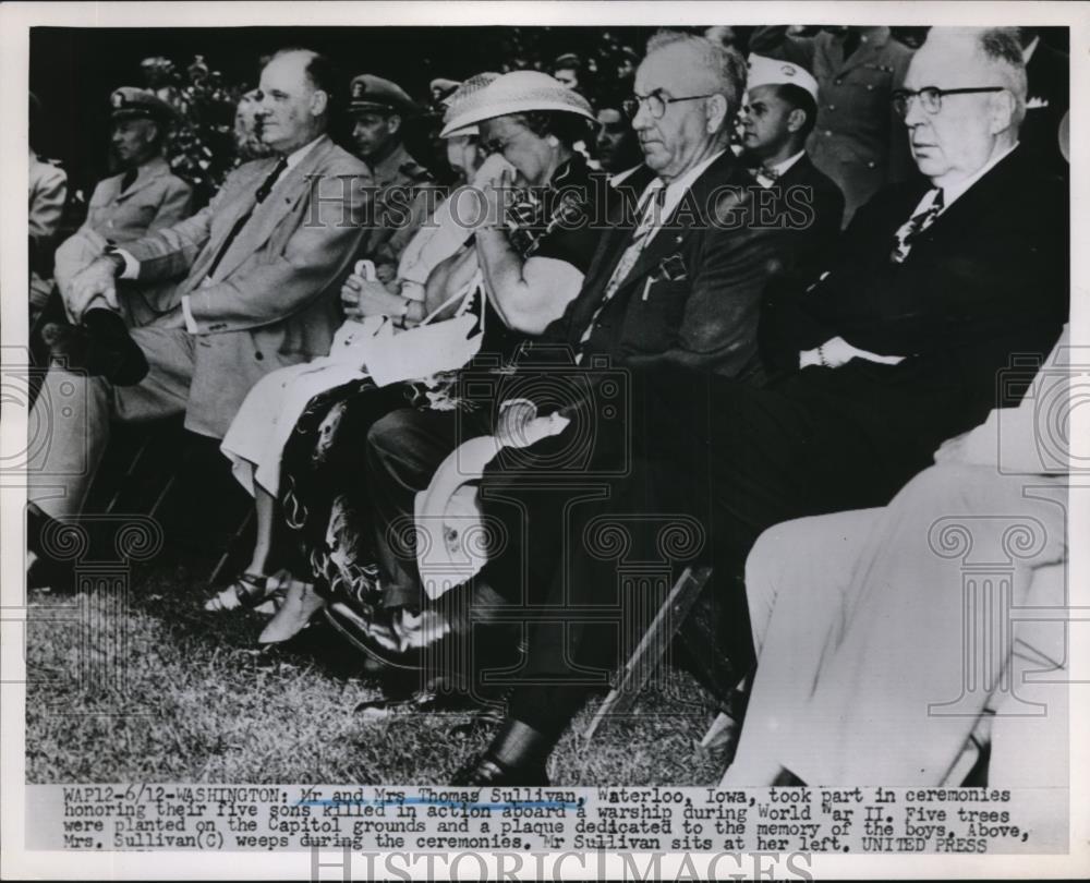 1952 Press Photo Mr and Mrs Thomas Sullivan honoring five son killed in action. - Historic Images