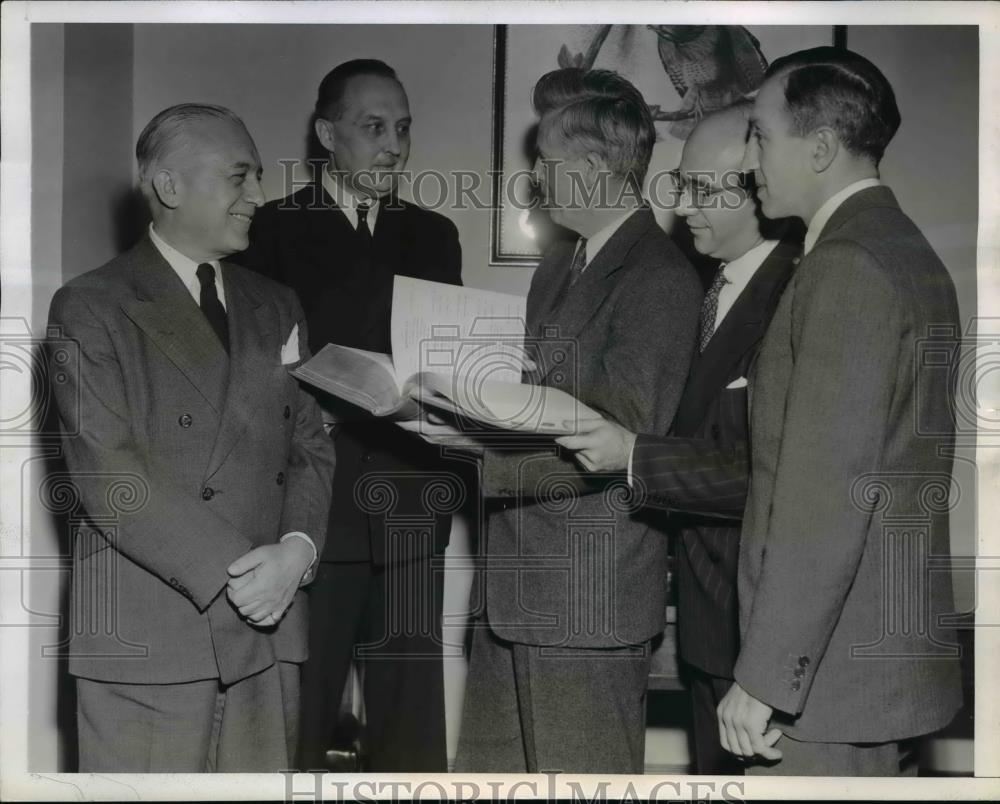 1943 Press Photo U.S. Vice Pres. Henry Wallace reciees Pledge of Loyalty - Historic Images