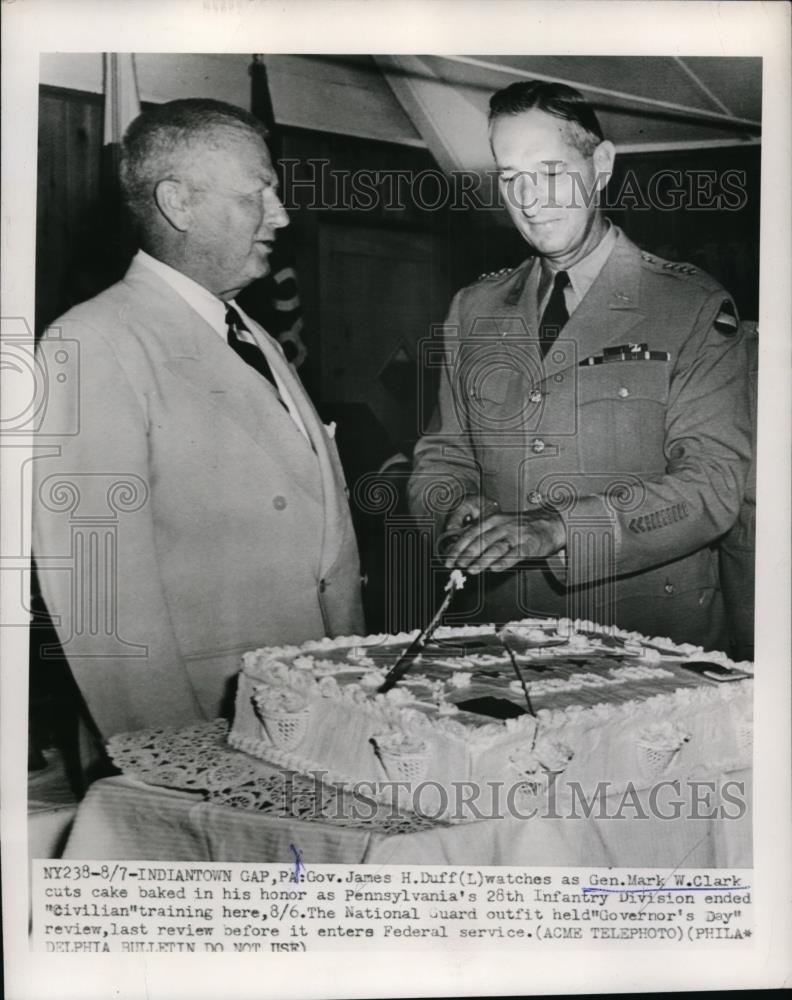 1960 Press Photo Gov. James H. Duff Watches Gen. Mark Clark Cut Cake - Historic Images