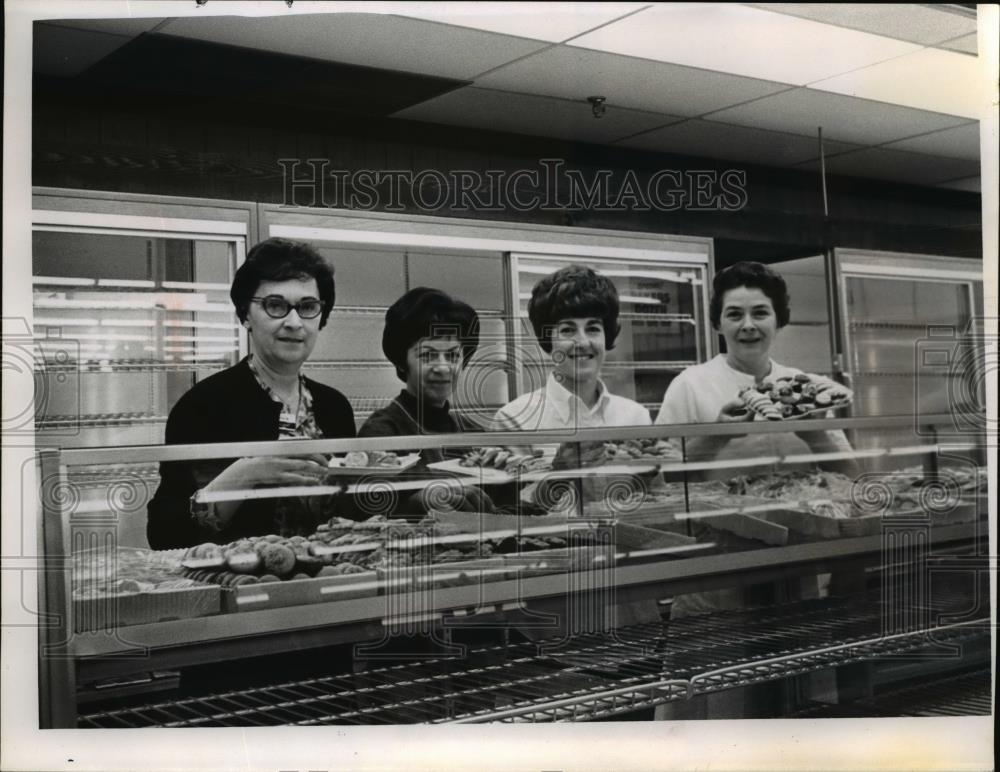 Undated Press Photo Staff at Bakery at Fisher's Euclid Avenue. - Historic Images