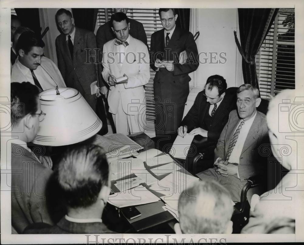 1945 Press Photo Charles Ross Holds His First Official Press Conference - Historic Images