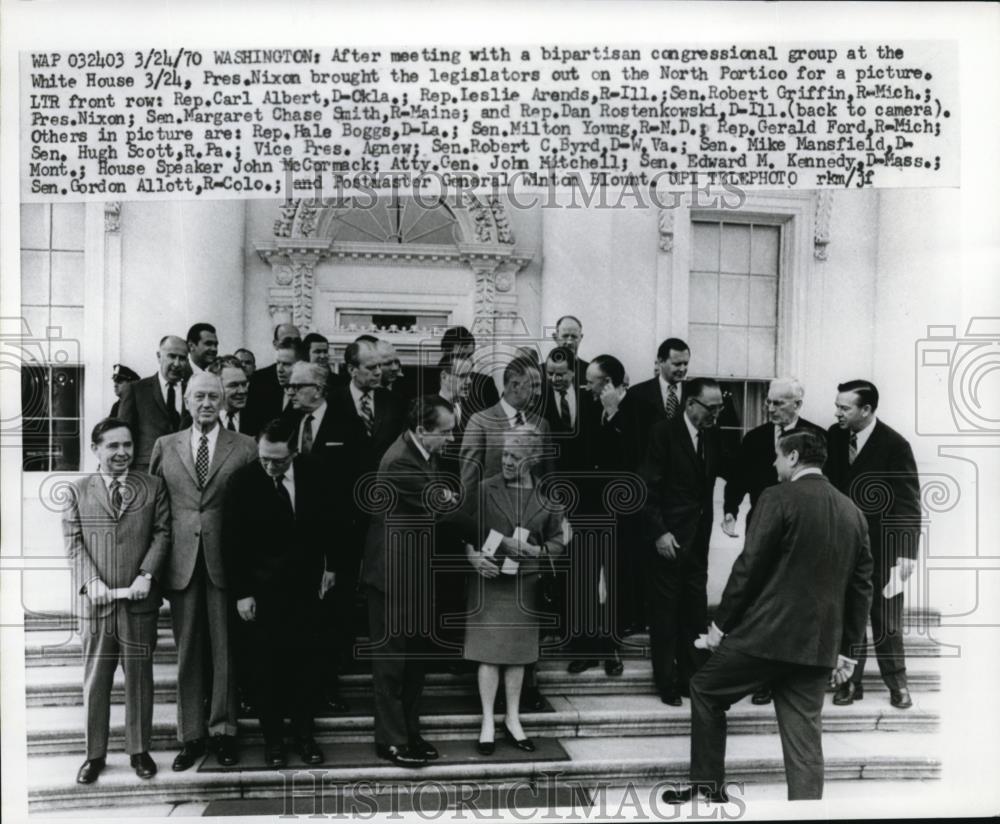 1970 Press Photo Pres. Richard Nixon with bipartisan Congressional Group. - Historic Images