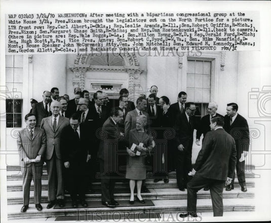 1970 Press Photo Pres. Richard Nixon with bipartisan Congressional Group. - Historic Images