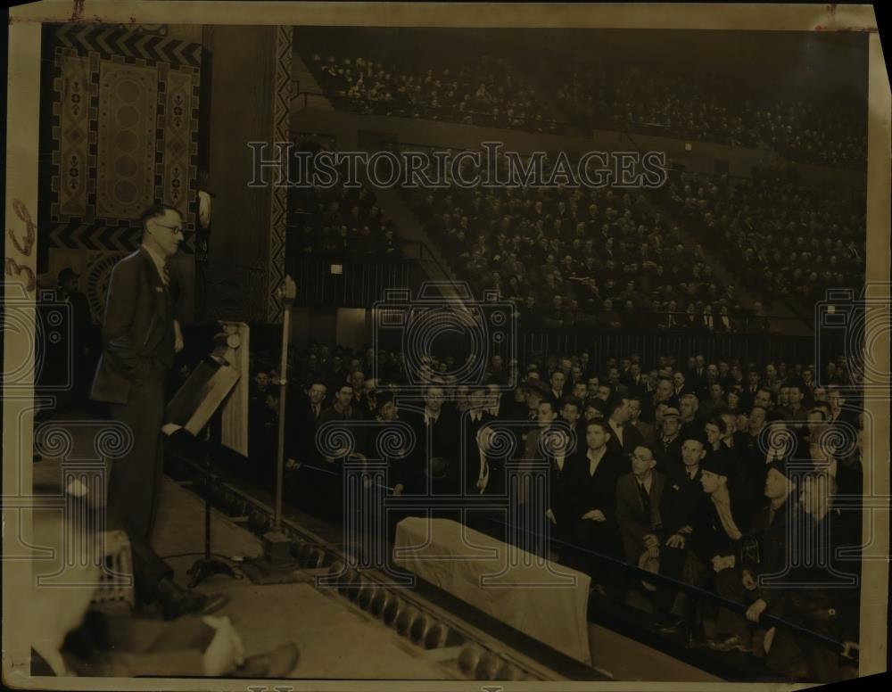 1937 Press Photo George Boysen Pres.of Flint Alliance of Workers talk to workers - Historic Images