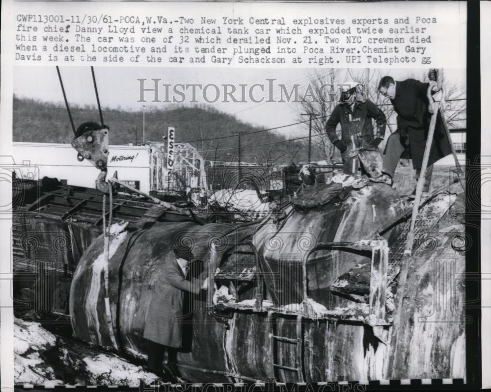 1961 Press Photo 2 NY Central Explosives Experts &amp; Fire Chief Danny Lloyd - Historic Images