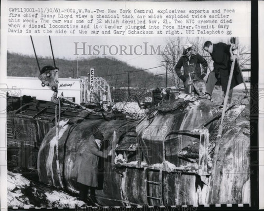 1961 Press Photo 2 NY Central Explosives Experts & Fire Chief Danny Lloyd - Historic Images