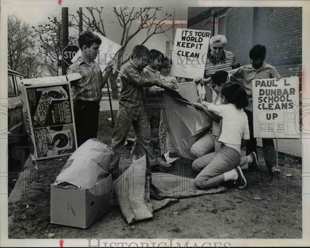 1970 Press Photo Cleveland Ohio clean up, Paul Cipka, Richard Lamb - Historic Images