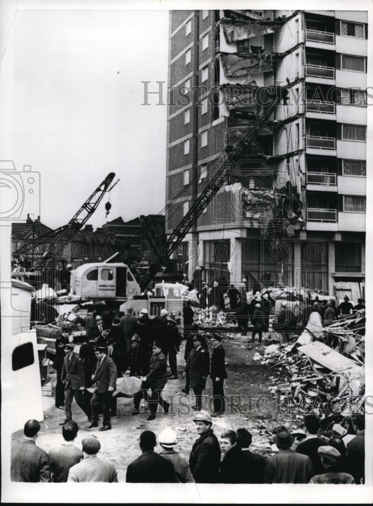 1968 Press Photo Apartment house collapsed in London &amp; victims rescued - Historic Images